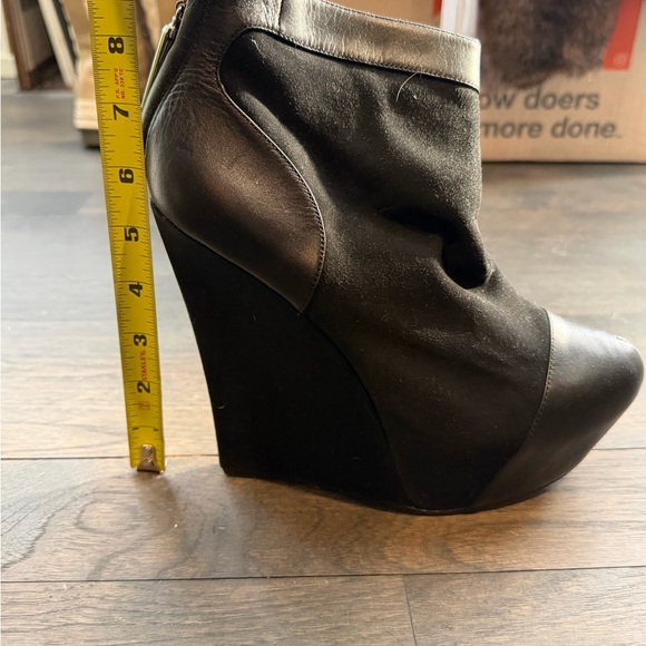 Rock & Republic Black Wedge Shoes - Picture 4 of 4